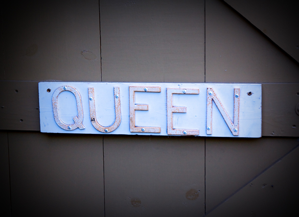 Queen sign
